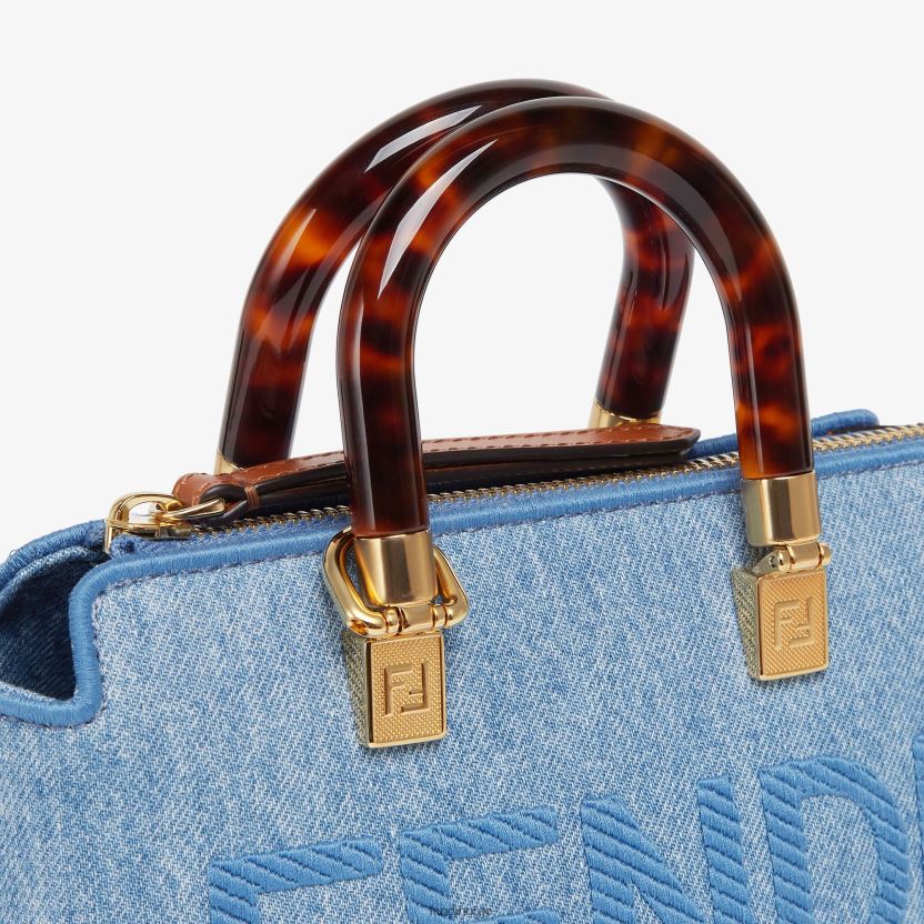 Fendi kvinner liten boston bag i denim NXB4XN638 lyse blå tilbehør